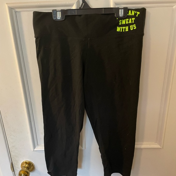 Awesome PINK Capri logo yoga pants - Picture 2 of 9